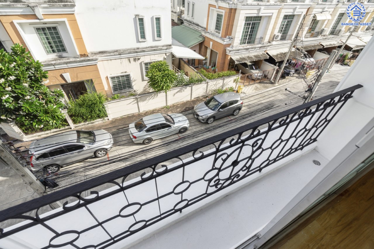 บ้านมือสองตกแต่งใหม่ ม.พลัสซิตี้พาร์ค เกษตร-งามวงศ์วาน ทาวน์โฮม 3 ชั้น ตอบโจทย์ทุกการอยู่อาศัย เนื้อที่ 23.4 ตร.ว. ฟังก์ชัน 3 ห้องนอน 4 ห้องน้ำ 2 ที่จอดรถ (ห้องนอนทุกห้องมีห้องน้ำในตัว) เดินทางสะดวกสบายบนทำเลใจกลางเมือง เข้าออกได้ 3 เส้นทาง ได้แก่ ถ.วิภาวดี ถ.งามวงศ์วาน ถ.ประชาชื่น ใกล้ ม.เกษตร, เดอะมอลล์งามวงศ์วาน และรถไฟฟ้าสายสีเขียว "สถานีมหาวิทยาลัยเกษตรศาสตร์"